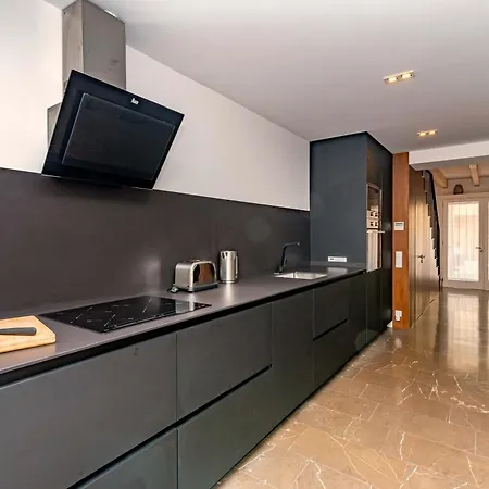 Roser Vell By Sealand Pollença