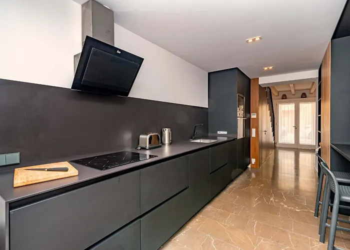 Roser Vell By Sealand Pollenca